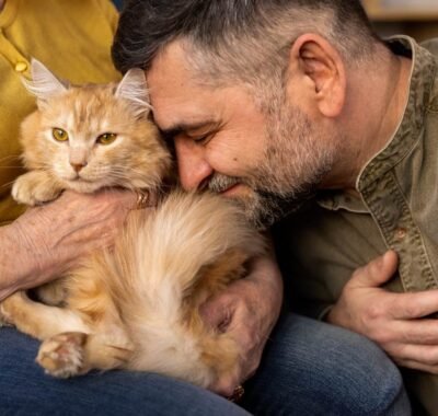 elderly-people-with-cat-pet-min