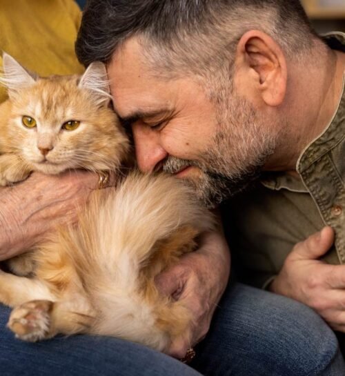 elderly-people-with-cat-pet-min